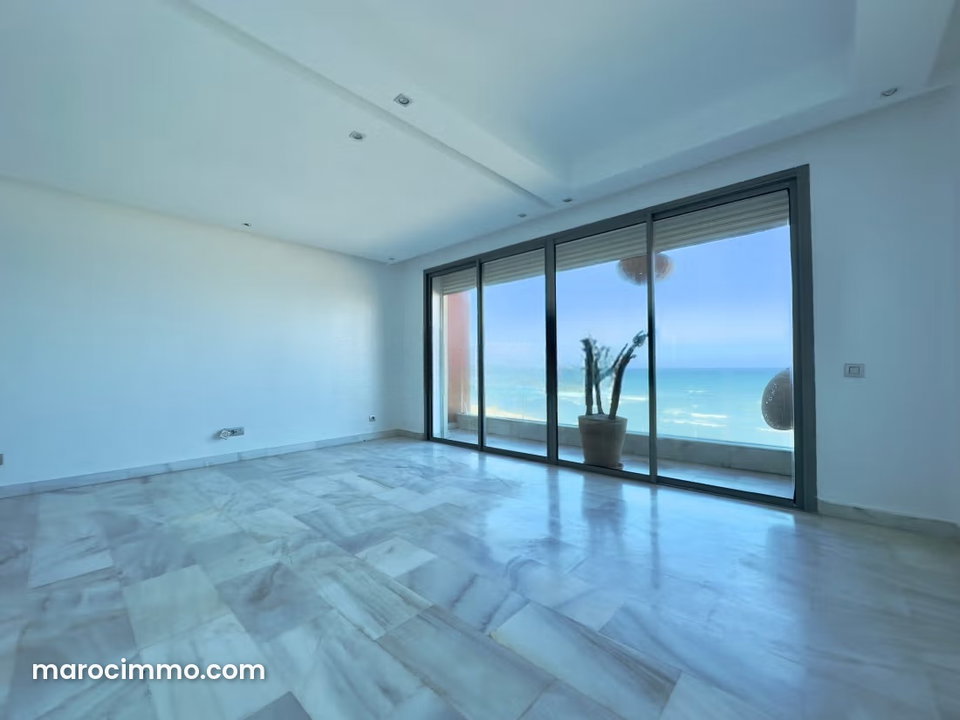 Exclusive 3-bedroom apartment with direct sea view