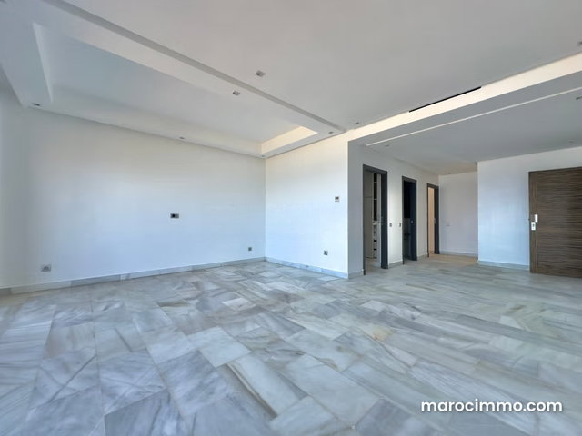 Exclusive 3-bedroom apartment with direct sea view — 4