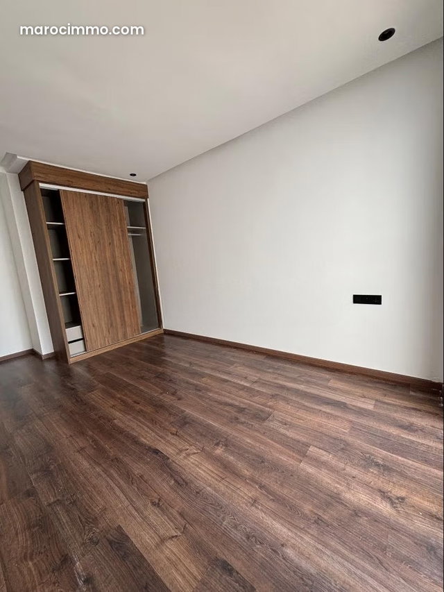 Vend appartement à Les Hôpitaux. 3 pièces confortables. Service de concierge et climatisation — 5