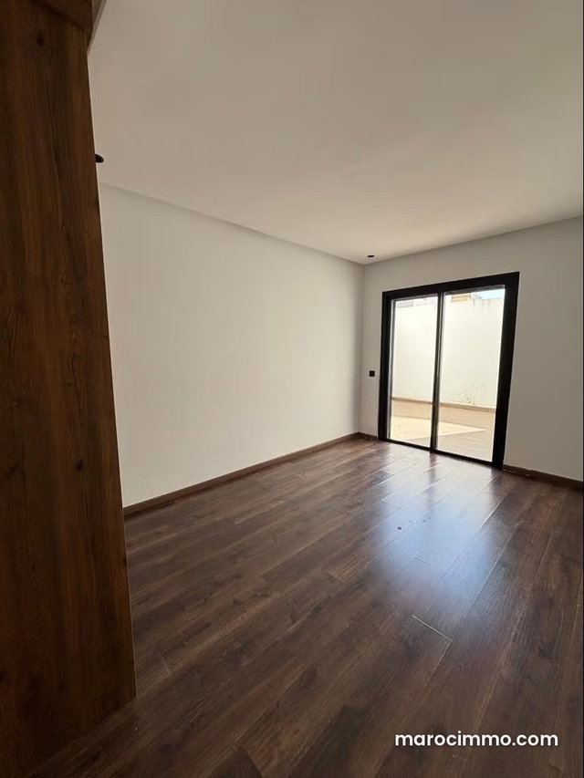 Vend appartement à Les Hôpitaux. 3 pièces confortables. Service de concierge et climatisation — 4