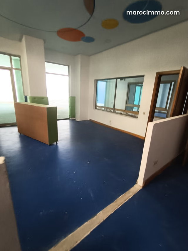 Louez ce local commercial à Riviera. Surface de 1500 m². Double vitrage et chauffage central — 3