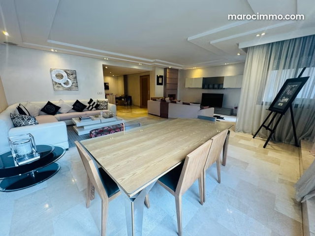 Modern Golden Triangle Apartment with Terrace for Sale — 4
