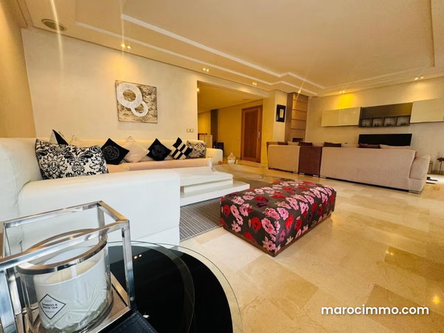 Modern Golden Triangle Apartment with Terrace for Sale — 5