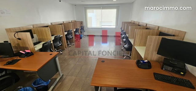 Plateau de bureau aménagé et équipé de 20 positions Plug § Play a la location coté Twin center — Casablanca