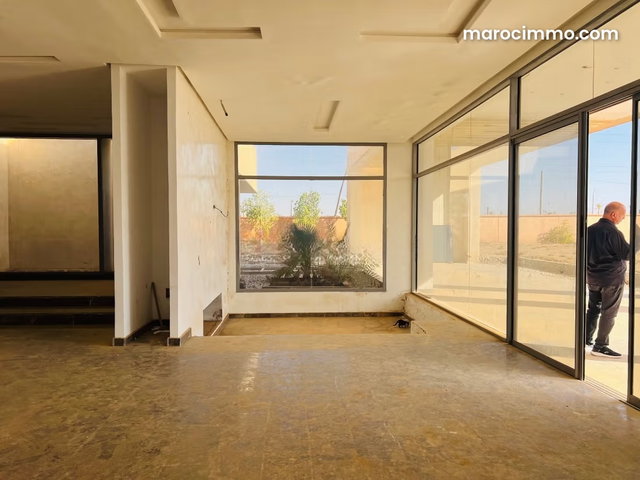 Maison de haut standing VNA obernue à vendre à Route de Fez. Superficie 8500 m². Salon Marocain et antenne parabolique — 4