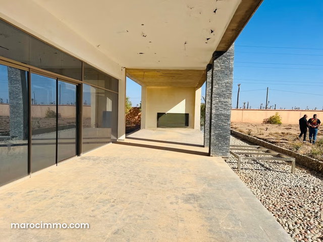Maison de haut standing VNA obernue à vendre à Route de Fez. Superficie 8500 m². Salon Marocain et antenne parabolique — 2