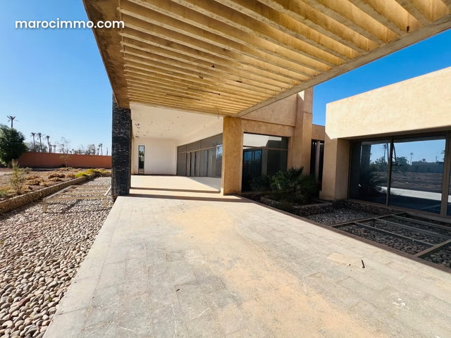 Maison de haut standing VNA obernue à vendre à Route de Fez. Superficie 8500 m². Salon Marocain et antenne parabolique — 3