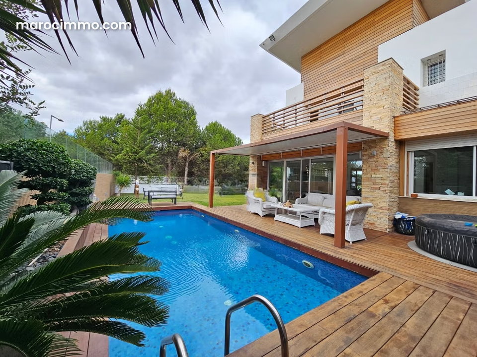 Villa t4 vide de 520m² – 3 ch. – Piscine