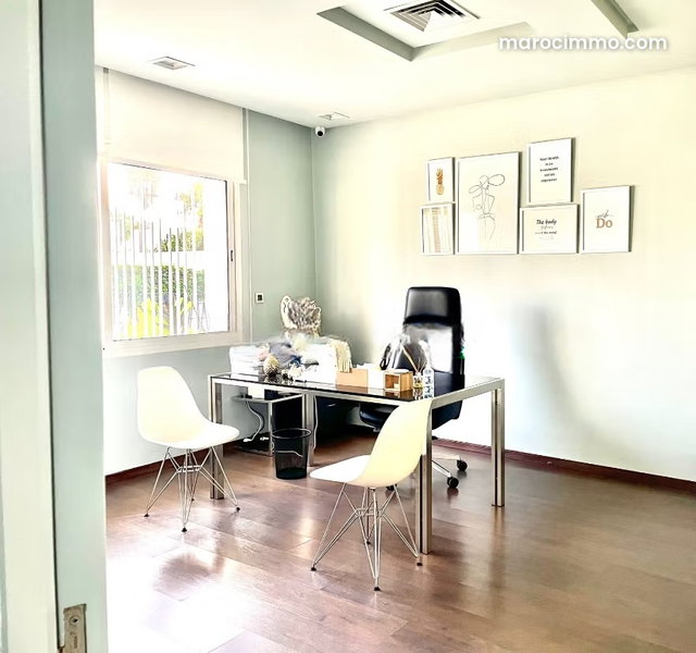 Villa Bureau Et Commerciale 400 M² En Location — 3