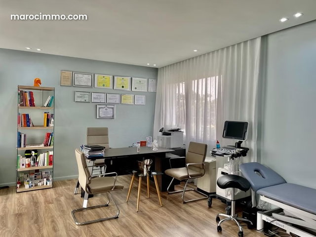 Villa Bureau Et Commerciale 400 M² En Location — 2