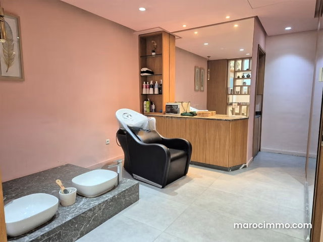 Magasin aménagé en salon de beauté à Beauséjour — 4