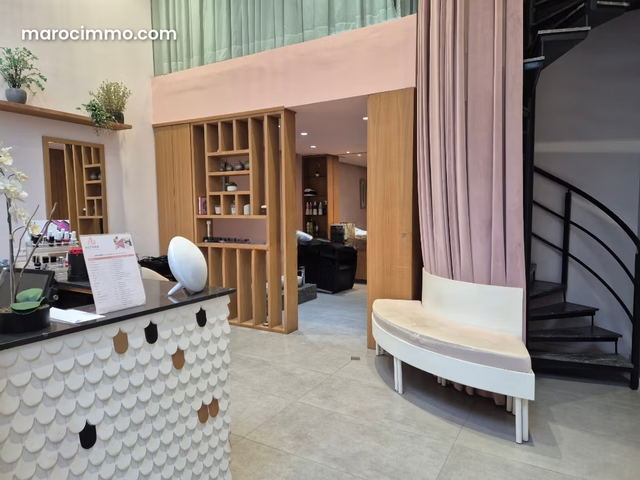 Magasin aménagé en salon de beauté à Beauséjour — Casablanca