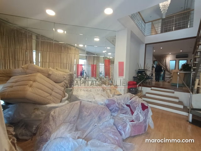 Splendid 250m2 Store for Rent in Racine — 2