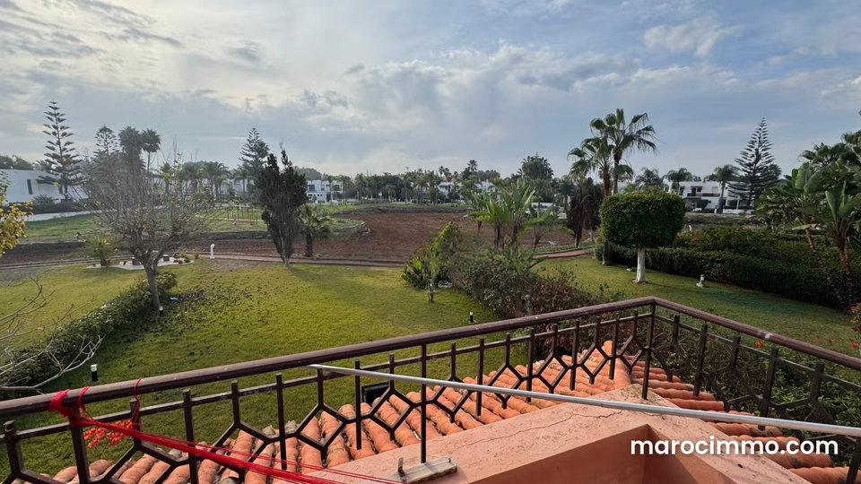 Magnifique villa à vendre à Plage Oued Cherrat. Surface totale 580 m². Espace vert