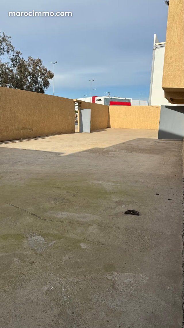 Local commercial en vente à skhirat. Surface totale 1000 m². Résidence sécurisée — 2