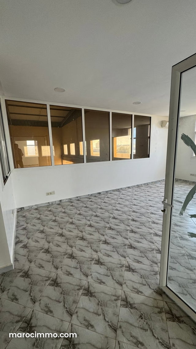 Local commercial en vente à skhirat. Surface totale 1000 m². Résidence sécurisée — 5