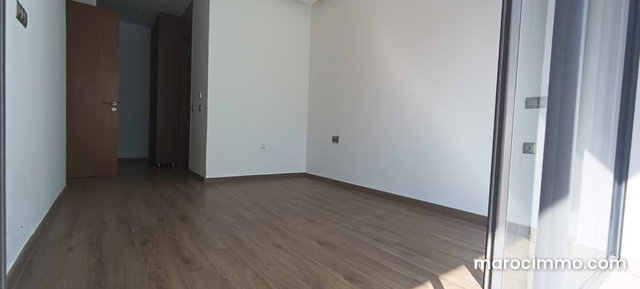 Très bel appartement en location à Oasis. Surface de 120 m². Espaces verts et ascenseur — 3