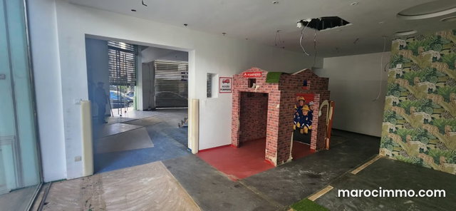 Local commercial premium d'ANGLE avec 4 rideaux — 3