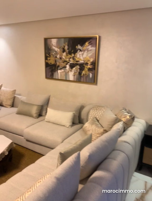 Beau duplex en RDC à la location longue durée uniquement meublé Victor Hugo Surface totale 97 m² avec cour anglaise incluse — 2