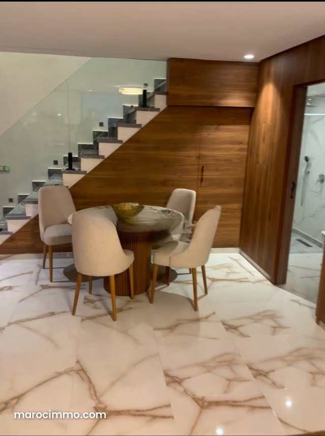 Beau duplex en RDC à la location longue durée uniquement meublé Victor Hugo Surface totale 97 m² avec cour anglaise incluse — 5