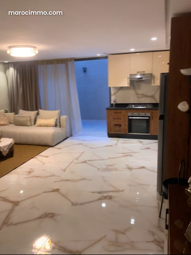 Beau duplex en RDC à la location longue durée uniquement meublé Victor Hugo Surface totale 97 m² avec cour anglaise incluse — 3
