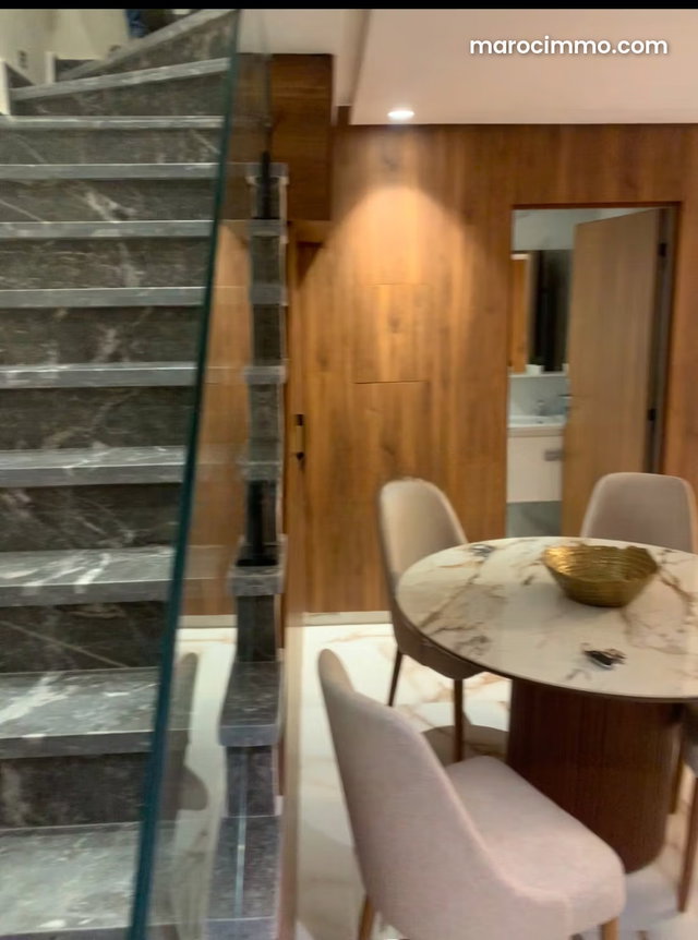 Beau duplex en RDC à la location longue durée uniquement meublé Victor Hugo Surface totale 97 m² avec cour anglaise incluse — 4