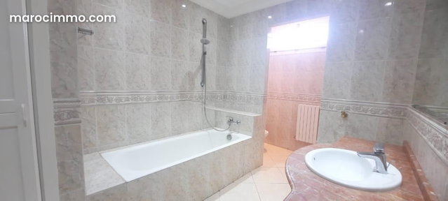 Beautifully Sunlit Villa for Rent in Ain Diab with a Large Garden — 4