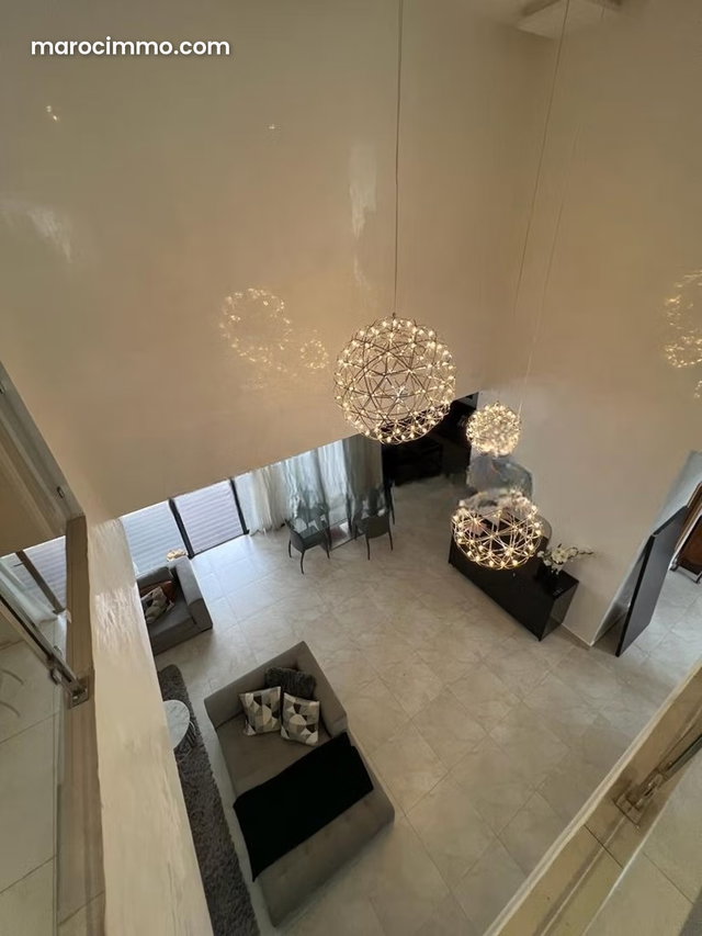 Villa de luxe à vendre à Ain Diab. Surface de 380 m². Porte blindée, salon marocain — 5