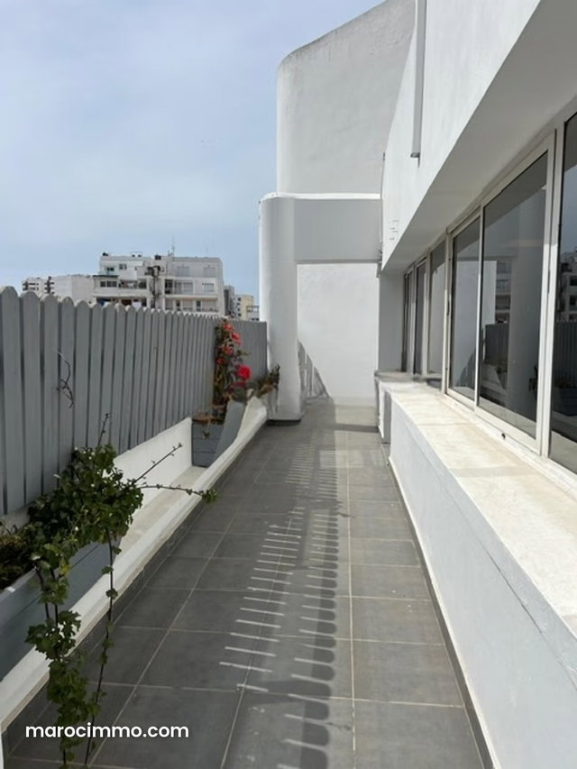 Beaux bureaux à louer à Gauthier. Surface de 220 m². Conciergerie à disposition, système de climatisation — 2