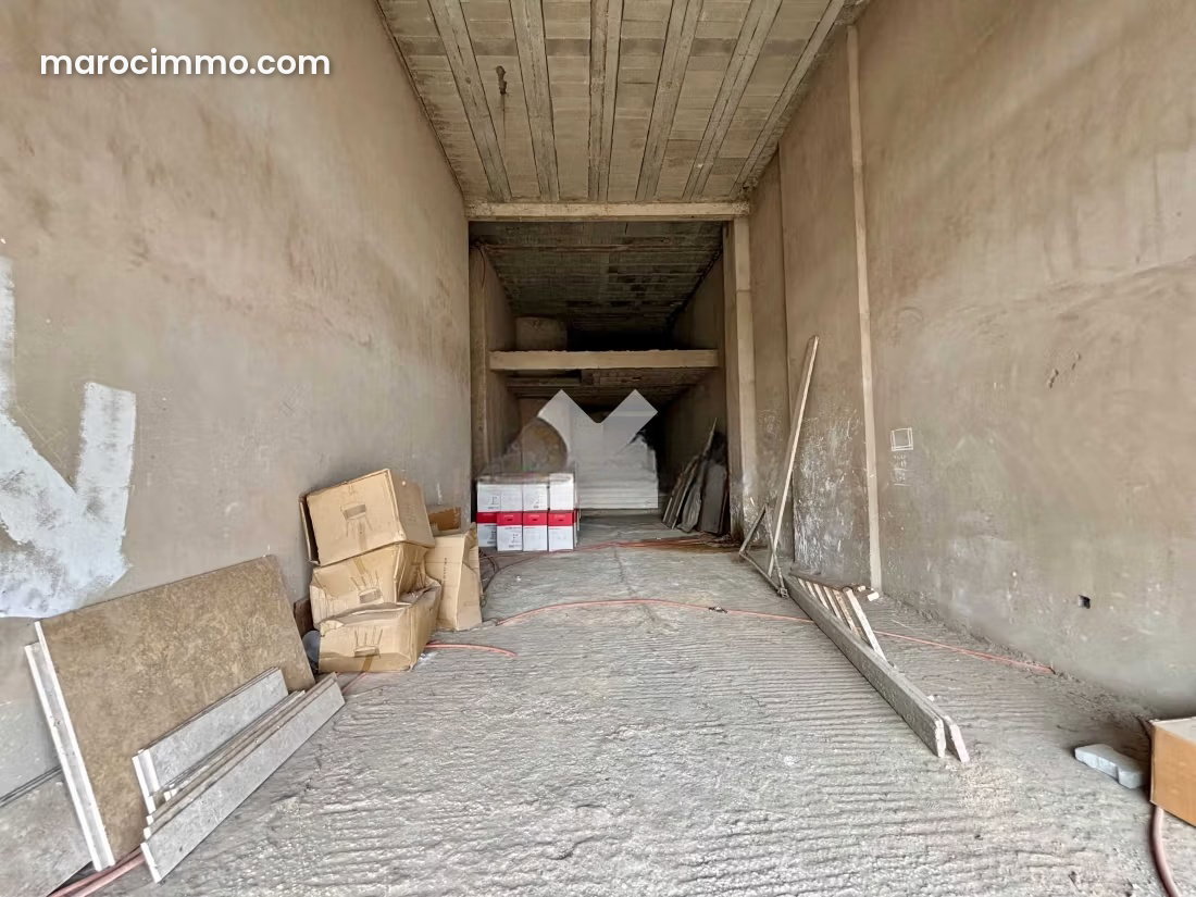 محل بثلاث واجهات للبيع بحي الألفة في الدار البيضاء — الدار البيضاء