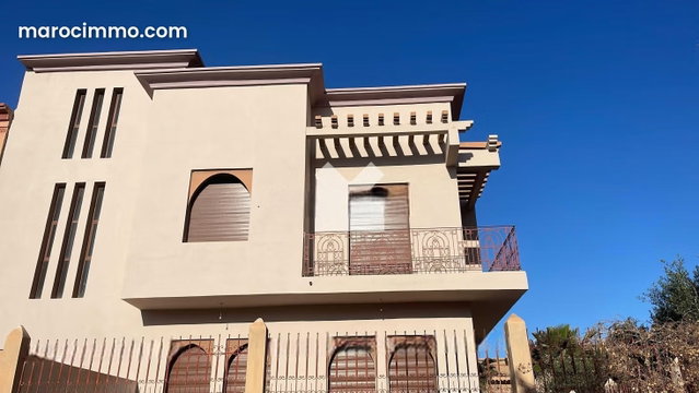 Villa à Vendre de 301.0 m² à Marrakech, Azzouzia — 2