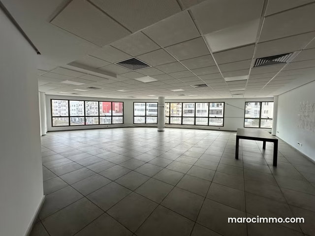 Bureaux en location à Les princesses. Surface totale 421 m². Ascenseur — 2