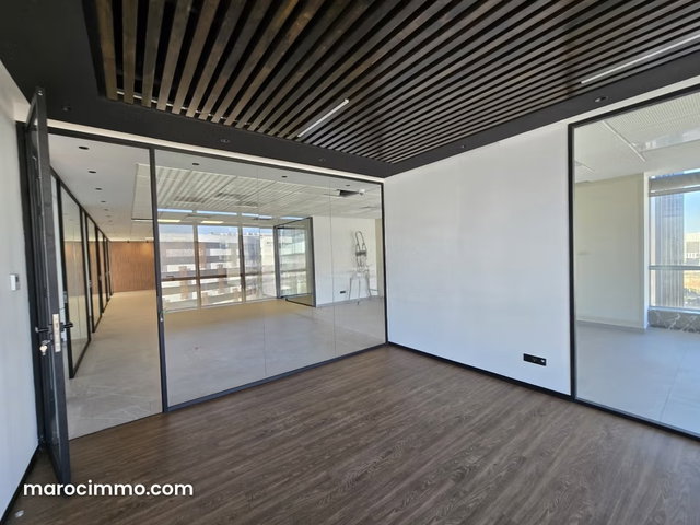 Bureau en face Hôtel Onomo 248 m² à louer — 2