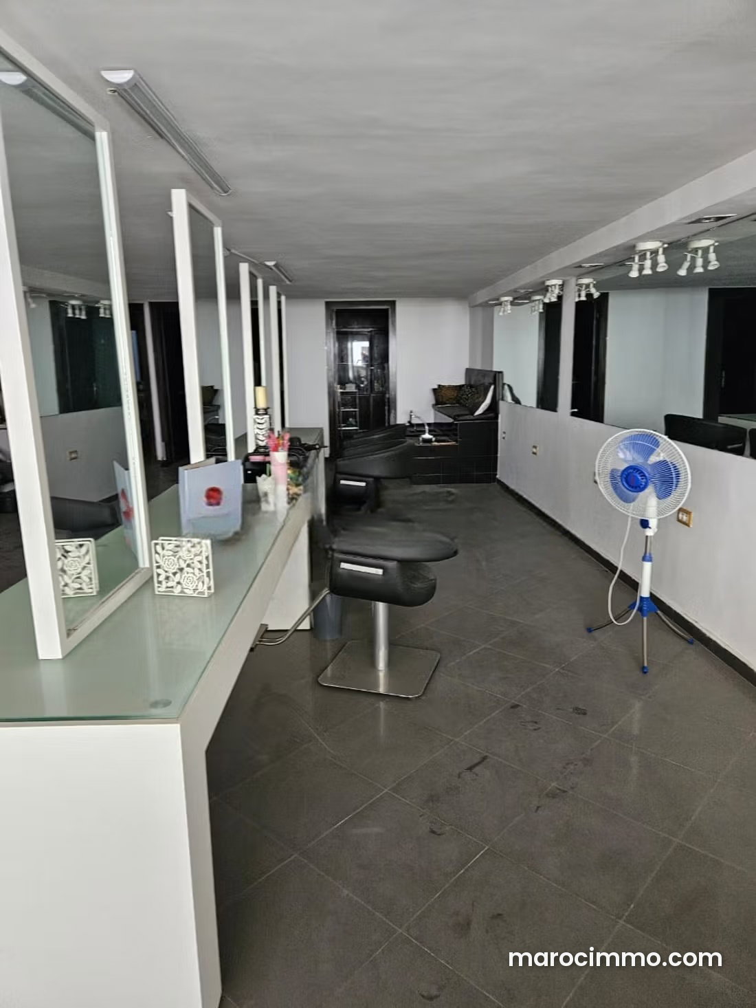 Local commercial 50 m², centre Hassan, Rabat, avec mezzanine — Rabat