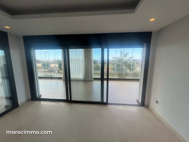 Très bel appartement en location à Ain Diab. 3 chambres. Double vitrage et chauffage central — 4