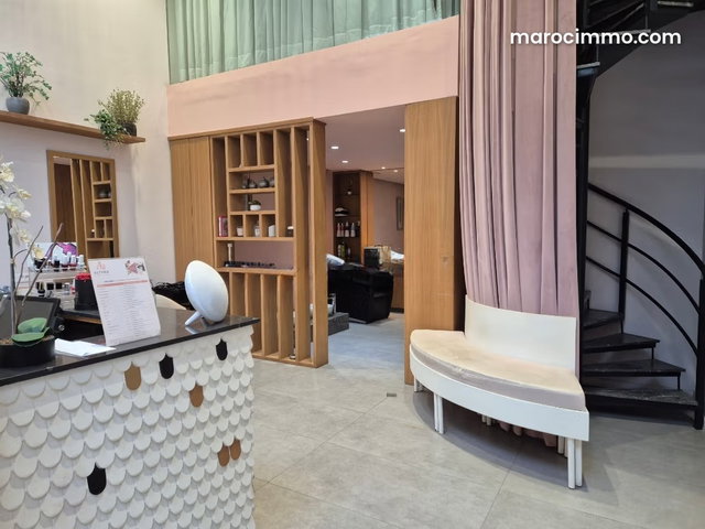 Joli magasin aménagé en centre de beauté — 2