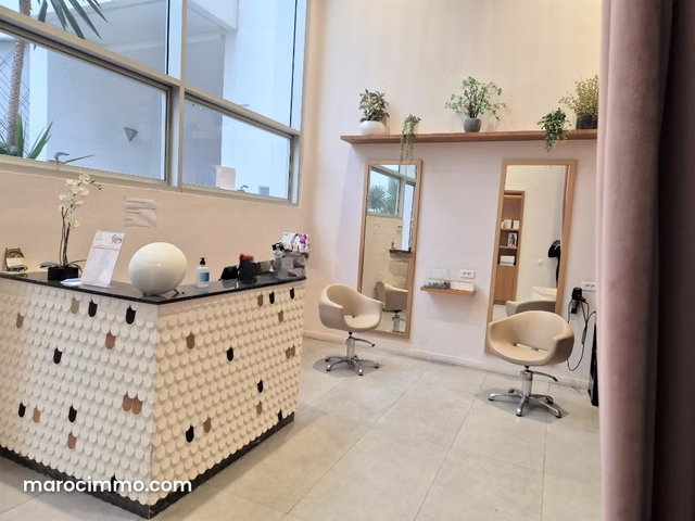 Joli magasin aménagé en centre de beauté — 3