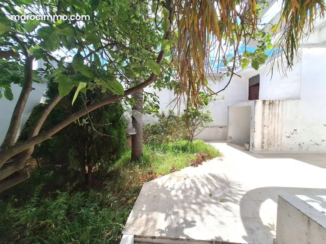 420 m² Villa to Renovate, Polo, Casablanca — Casablanca