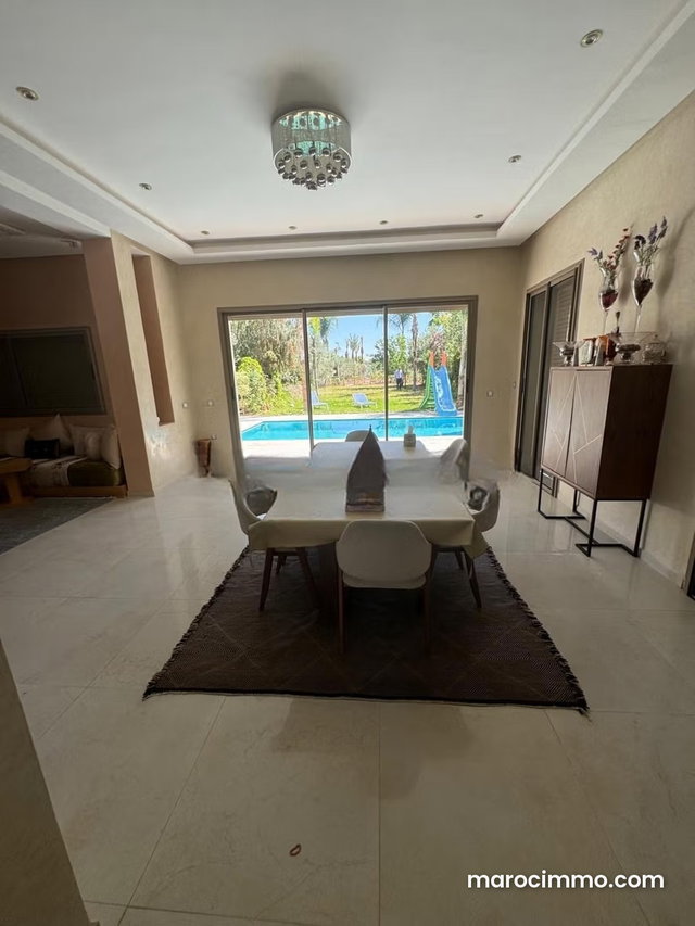 Somptueuse villa à vendre à Route de Tahanaout. Surface totale 900 m². Meublé — 4