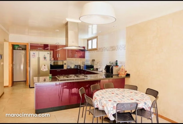 Somptueuse villa à vendre à Route de Tahanaout. Surface totale 900 m². Meublé — 5