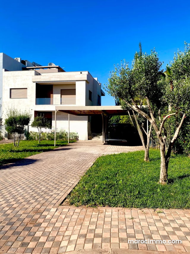 Somptueuse villa à vendre à Route de Tahanaout. Surface totale 900 m². Meublé — 3