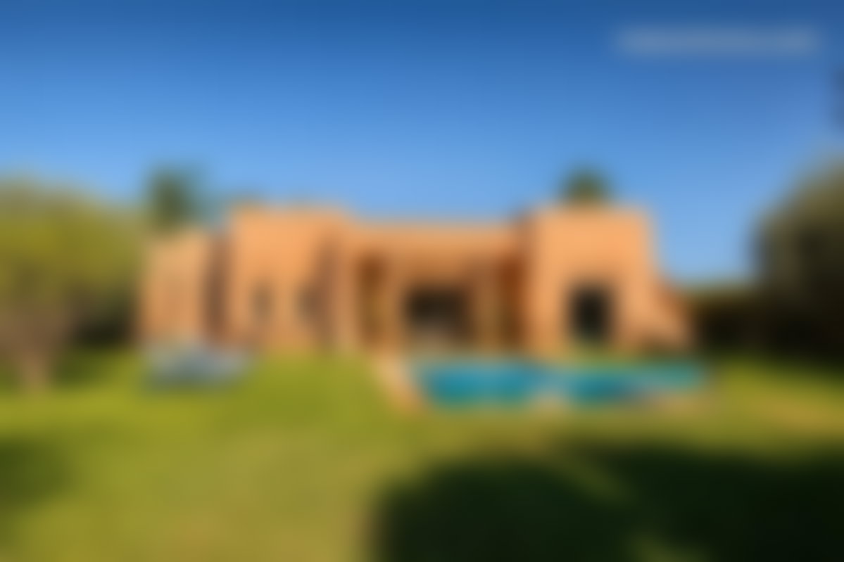 فيلا بطابق واحد وحديقة فسيحة على طريق فاس بمراكش