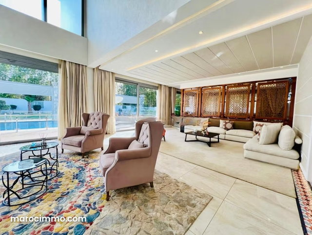Villa Neuve et Prestigieuse à Louer à SOUISSI — 2