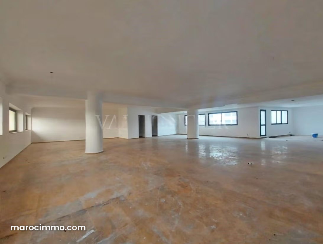 272 m² Office in Casablanca City Centre, Prestigious Building — Casablanca