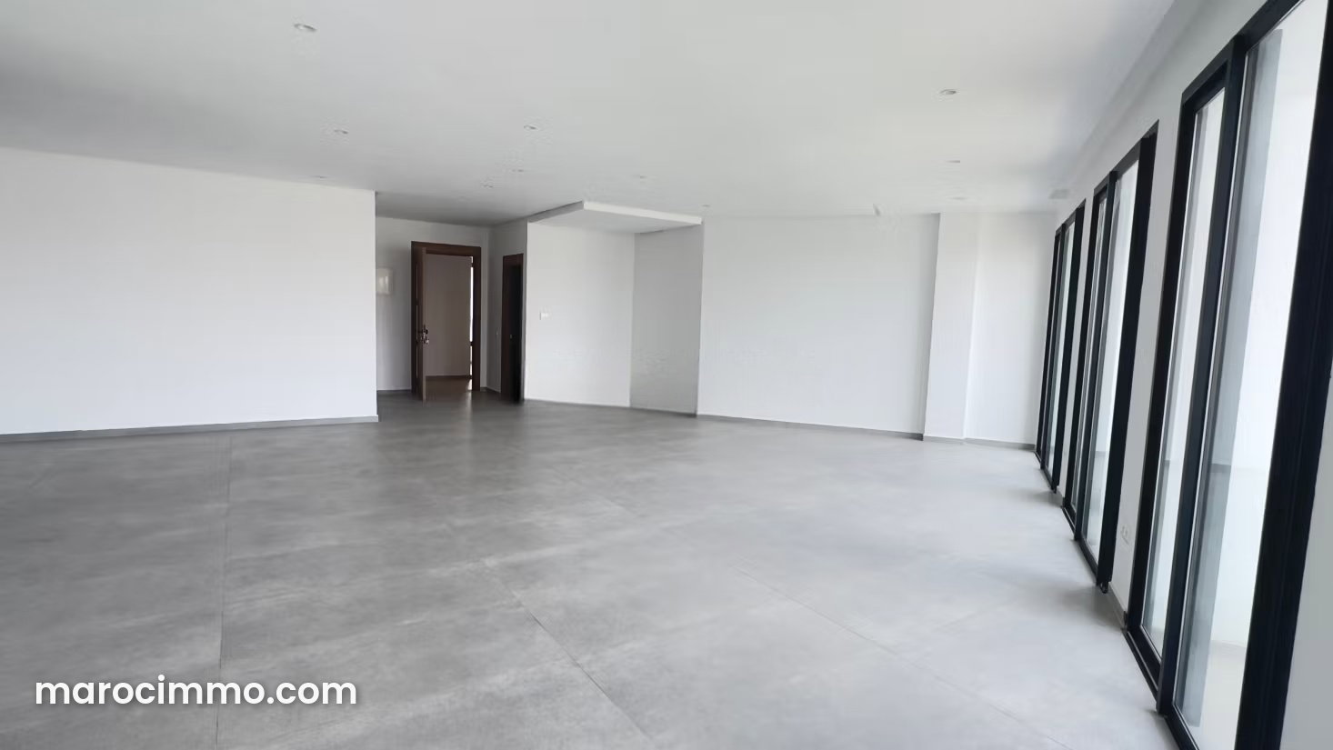 Air-conditioned 85 sqm office with garage, Oasis, Casablanca — Casablanca