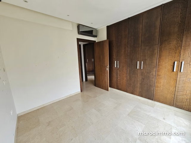 T4 vacant 162m² – last floor – 3 bedrooms person — 5