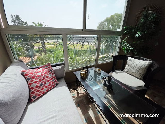 Top appartement meublé sans vis à vis avec terrasse couverte orienté Sud — Casablanca