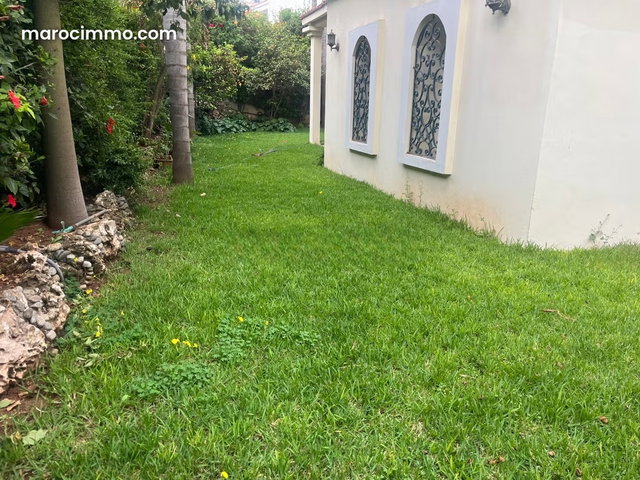 Bien exposée, Villa d’angle 716 m2 à vendre à Mandarona. 10 grandes pièces — 4