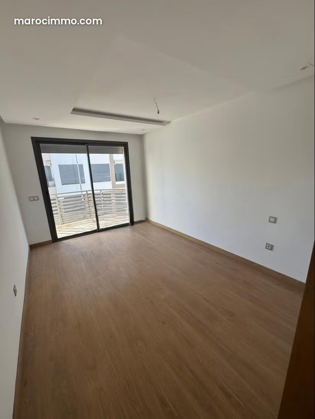 Bel appartement à vendre à Les Hôpitaux. Superficie 116 m². Système de parabole et résidence sécurisée — 4
