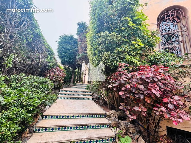Villa à Vendre de 400.0 m² à Casablanca, Laymoune — 2